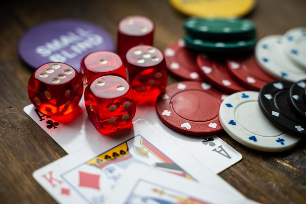 AE Casino live dealer baccarat and roulette games